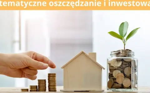 Dłoń układa monety na stosach, obok domku i słoika z rosnącą rośliną. To symbol systematycznego oszczędzania i inwestowania.