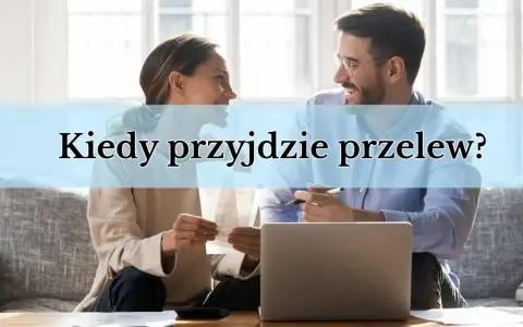 Para dyskutuje, kiedy pieniądze na koncie się pojawią, analizując rachunki i laptopa.