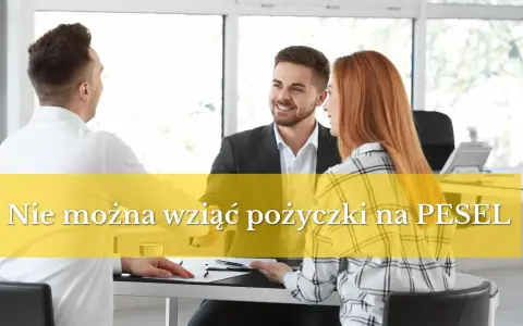 Trzy osoby przy biurku, jedna z nich mówi, że nie można wziąć pożyczki na PESEL.