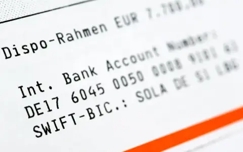 Fragment wyciągu bankowego z numerem konta i SWIFT-BIC. To może być pomocne przy ustalaniu, 1020 jaki to bank.