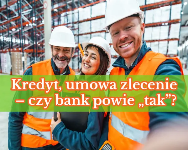 Trzech uśmiechniętych pracowników magazynu w kamizelkach odblaskowych i kaskach. Czy kredyt na umowę zlecenie to dobry pomysł?