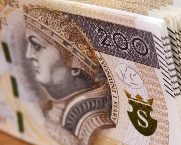 Stos banknotów 200 zł, idealnych na szybką gotówkę. Co można sprzedać w lombardzie? Pieniądze!
