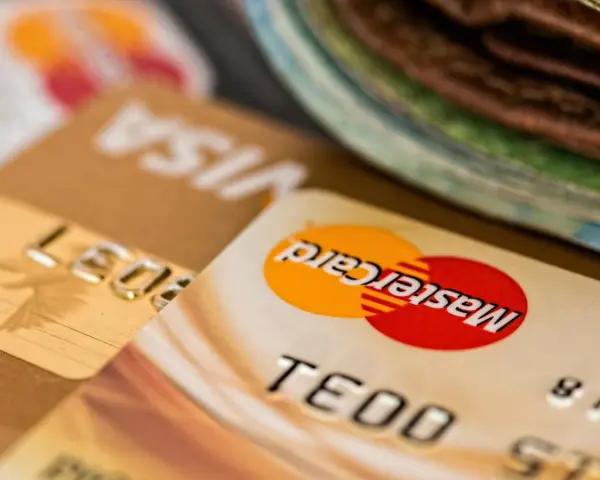 Zbliżenie na karty płatnicze Visa i Mastercard. Zastanawiasz się, jak spłacić debet? Oto rozwiązanie.