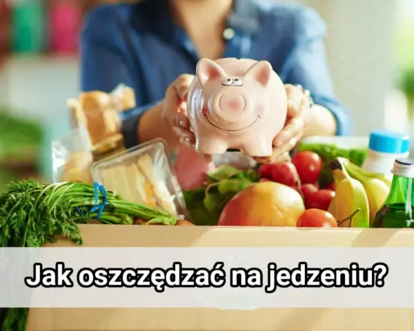 Różowa świnka-skarbonka w rękach kobiety nad pudełkiem pełnym świeżych warzyw i owoców. Podpis: Jak oszczędzać na jedzeniu?