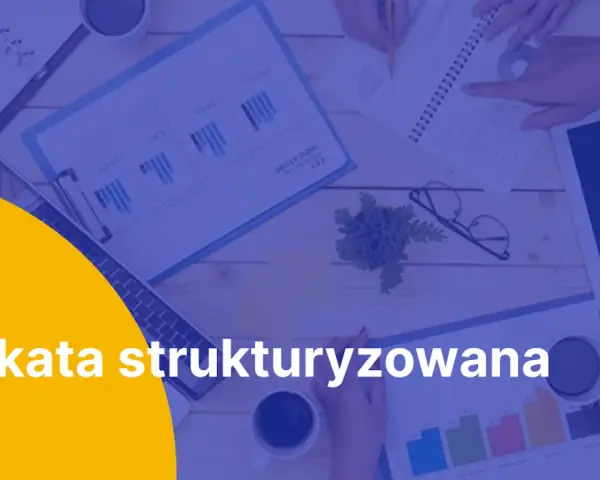 Zespół analizuje dane finansowe, planuje strategię inwestycyjną. Lokata strukturyzowana jako klucz do sukcesu.
