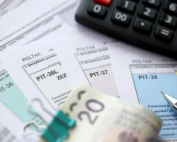 Formularze PIT-36, PIT-37, PIT-38, kalkulator i banknot 20 zł. Czas rozliczyć podatki i poznać pit kwota do zapłaty.