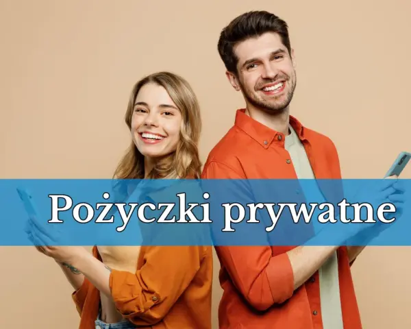 Uśmiechnięci młodzi ludzie z telefonami w dłoniach. Napis na niebieskim tle: "Pożyczki prywatne".