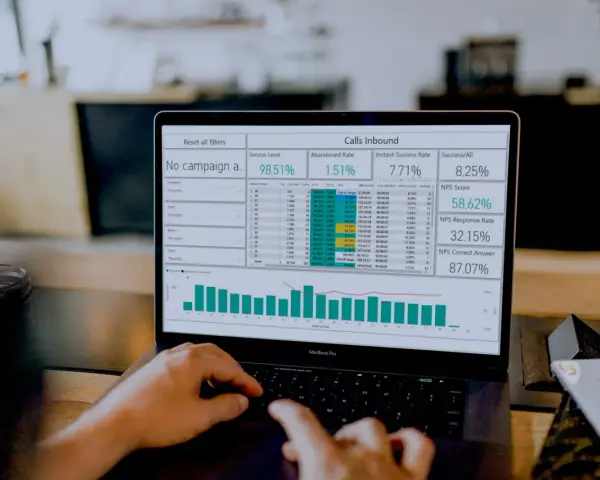 Analiza danych na laptopie, pokazująca wyniki kampanii i statystyki dotyczące jednorazowych zleceń online.