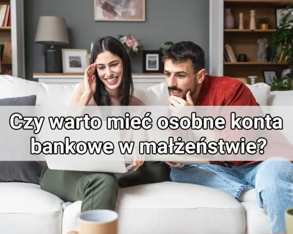 Para dyskutuje o finansach, zastanawiając się nad osobne pieniądze w małżeństwie.