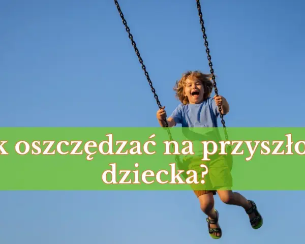 Radosny chłopiec na huśtawce. Jak oszczędzać na przyszłość dziecka?