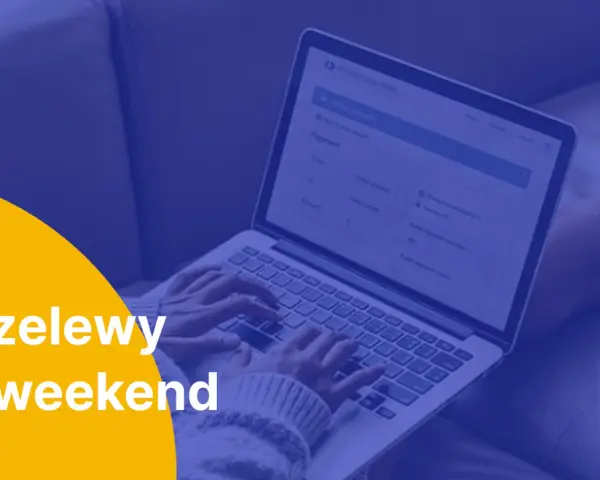 Kobieta robi przelewy w weekend przez laptopa.