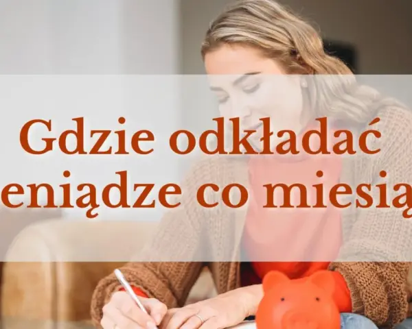 Kobieta planuje, gdzie trzymać pieniądze co miesiąc, obok niej skarbonka.