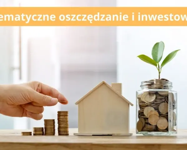 Dłoń układa monety na stosach, obok domku i słoika z rosnącą rośliną. To symbol systematycznego oszczędzania i inwestowania.