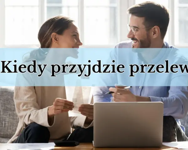Para dyskutuje, kiedy pieniądze na koncie się pojawią, analizując rachunki i laptopa.