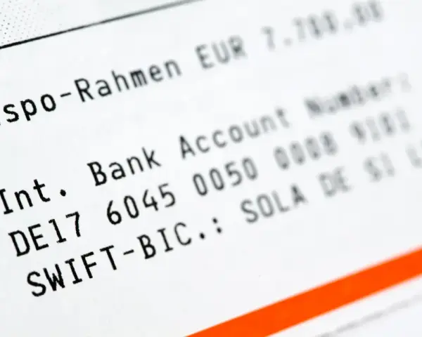 Fragment wyciągu bankowego z numerem konta i SWIFT-BIC. To może być pomocne przy ustalaniu, 1020 jaki to bank.