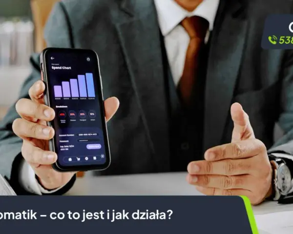 Mężczyzna w garniturze pokazuje smartfon z wykresem wydatków. Aplikacja Kontomatik współpracuje z wieloma bankami, ułatwiając zarządzanie finansami.