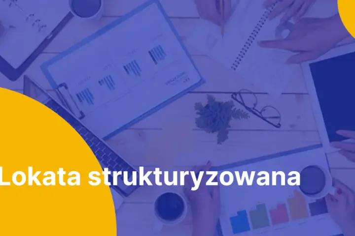 Zespół analizuje dane finansowe, planuje strategię inwestycyjną. Lokata strukturyzowana jako klucz do sukcesu.