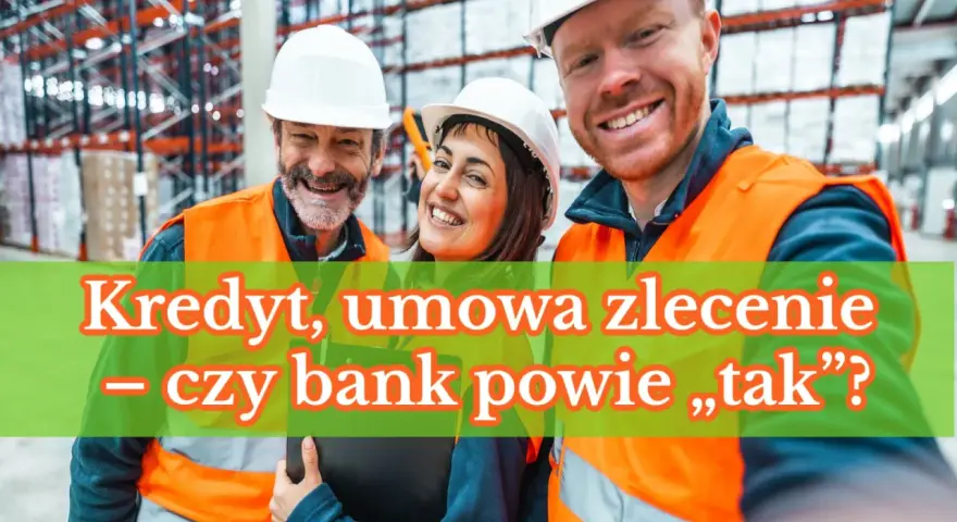 Trzech uśmiechniętych pracowników magazynu w kamizelkach odblaskowych i kaskach. Czy kredyt na umowę zlecenie to dobry pomysł?