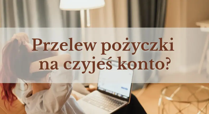 Kobieta z laptopem czeka na przelew pożyczki na czyjeś konto.