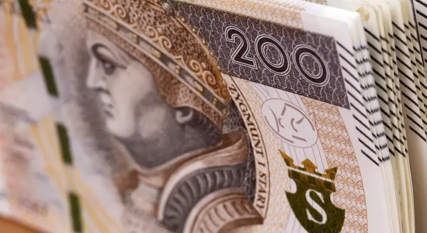 Stos banknotów 200 zł, idealnych na szybką gotówkę. Co można sprzedać w lombardzie? Pieniądze!