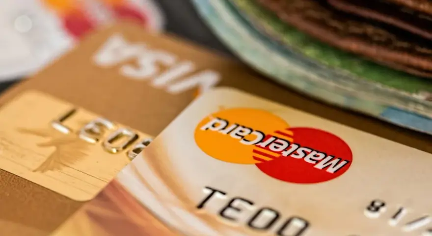 Zbliżenie na karty płatnicze Visa i Mastercard. Zastanawiasz się, jak spłacić debet? Oto rozwiązanie.