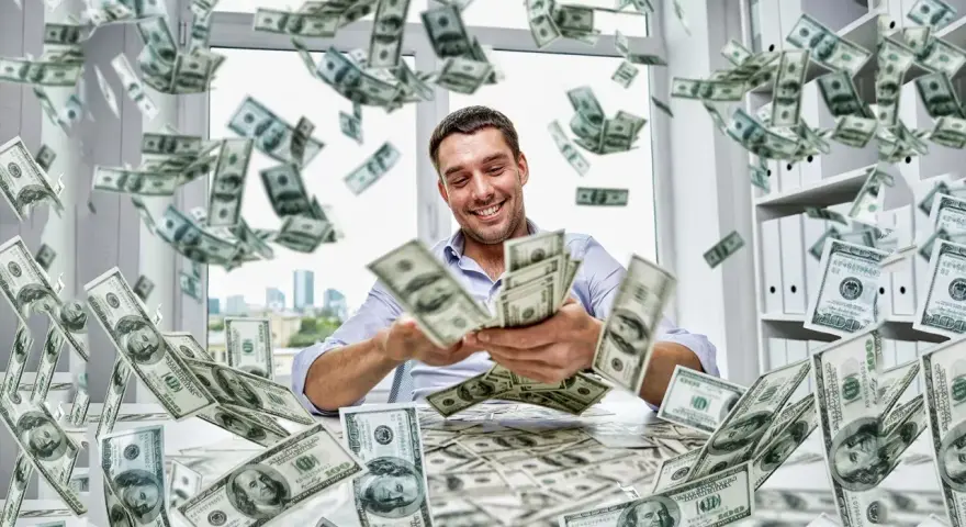 Szczęśliwy mężczyzna rzuca banknotami 100 dolarów, marząc jak zarobić 5 tys w tydzień. Pieniądze lecą z nieba.