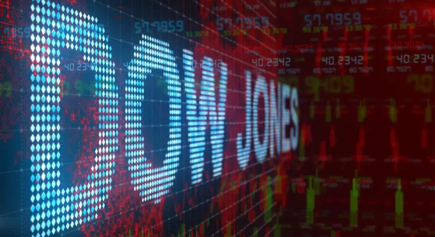 Cyfrowy wykres giełdowy z napisem "DOW JONES" w formie pikseli. Kolory czerwony i niebieski dominują, sugerując zmienność rynku. Dow Jones co to? To jeden z najważniejszych indeksów giełdowych.