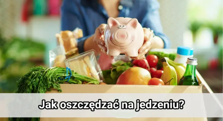 Różowa świnka-skarbonka w rękach kobiety nad pudełkiem pełnym świeżych warzyw i owoców. Podpis: Jak oszczędzać na jedzeniu?