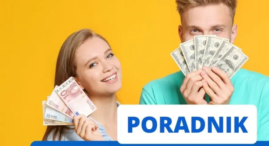 Uśmiechnięci młodzi ludzie z pieniędzmi w rękach. Dowiedz się, co to GPW i jak zacząć inwestować na giełdzie.