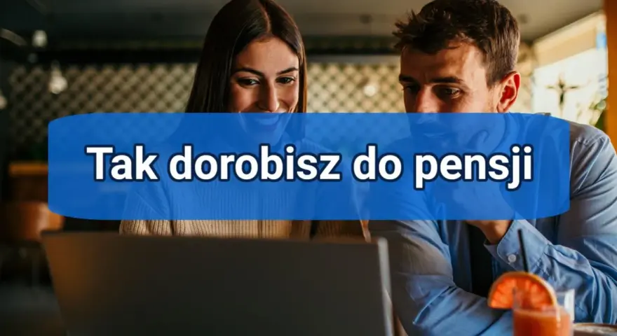 Para, która wspólnie szuka sposobów, jak dorobić do pensji, analizuje coś na laptopie.