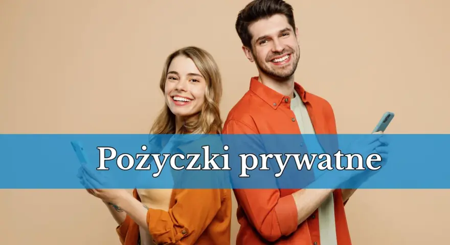 Uśmiechnięci młodzi ludzie z telefonami w dłoniach. Napis na niebieskim tle: "Pożyczki prywatne".