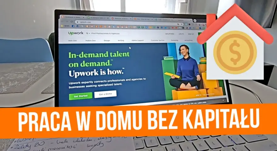 Jak dorobić w domu? Na ekranie laptopa strona Upwork, platforma do pracy zdalnej. Obok ikona domu z monetą - symbol zarobku bez kapitału.