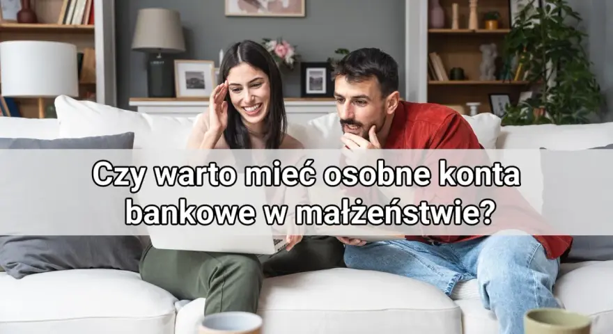 Para dyskutuje o finansach, zastanawiając się nad osobne pieniądze w małżeństwie.