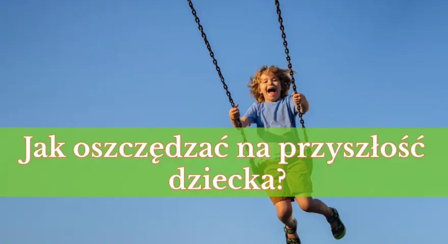 Radosny chłopiec na huśtawce. Jak oszczędzać na przyszłość dziecka?