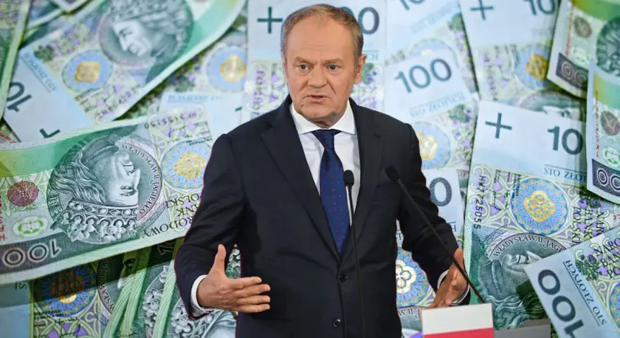 Donald Tusk na tle banknotów 100 zł. Obietnica 100 zł w 10 minut?