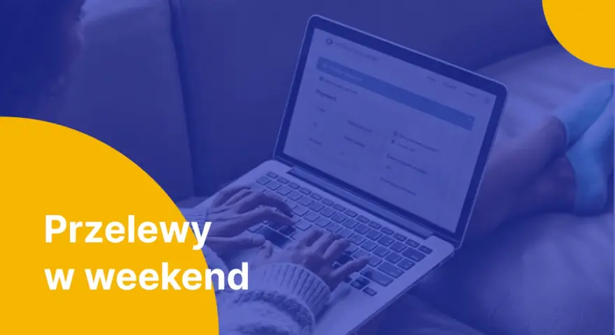 Kobieta robi przelewy w weekend przez laptopa.