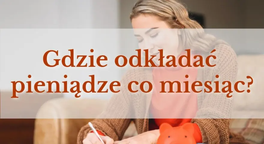 Kobieta planuje, gdzie trzymać pieniądze co miesiąc, obok niej skarbonka.