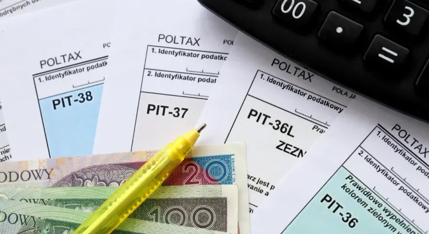 Formularze PIT, pieniądze i kalkulator. Zastanawiasz się, do kiedy trzeba zapłacić niedopłatę podatku? Sprawdź terminy rozliczeń.