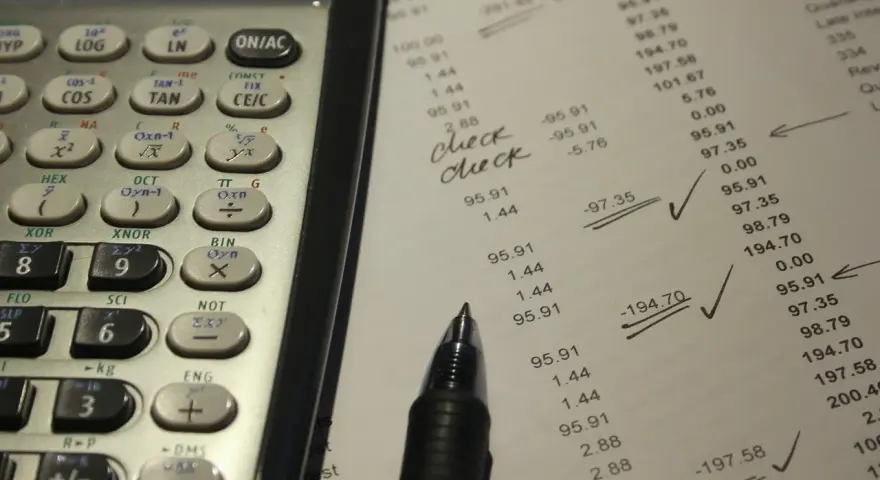 Kalkulator i dokument z danymi finansowymi. Czy można uzyskać wyciąg z zamkniętego konta? Sprawdzanie rachunków.