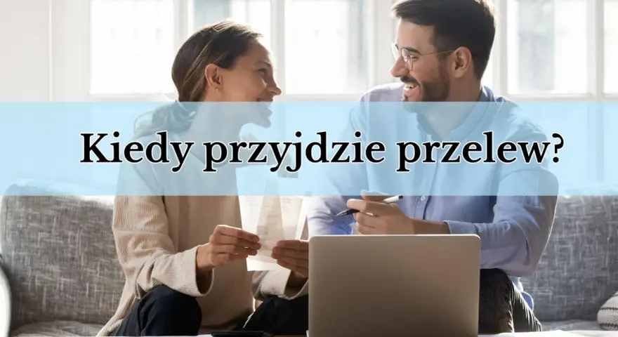 Para dyskutuje, kiedy pieniądze na koncie się pojawią, analizując rachunki i laptopa.