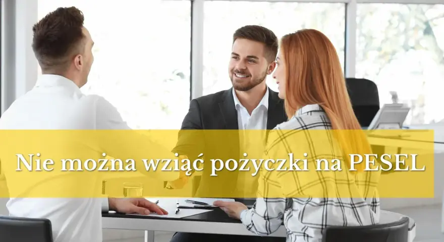 Trzy osoby przy biurku, jedna z nich mówi, że nie można wziąć pożyczki na PESEL.