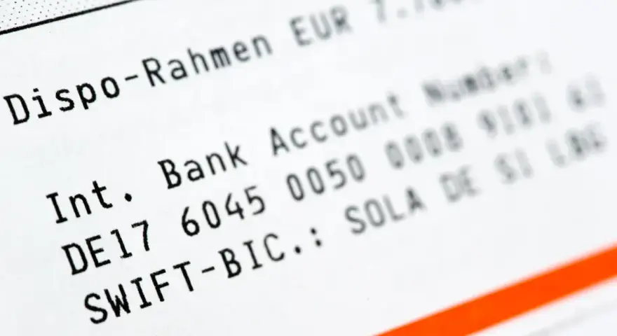 Fragment wyciągu bankowego z numerem konta i SWIFT-BIC. To może być pomocne przy ustalaniu, 1020 jaki to bank.