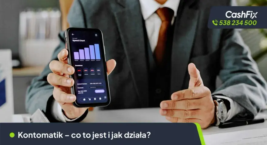 Mężczyzna w garniturze pokazuje smartfon z wykresem wydatków. Aplikacja Kontomatik współpracuje z wieloma bankami, ułatwiając zarządzanie finansami.