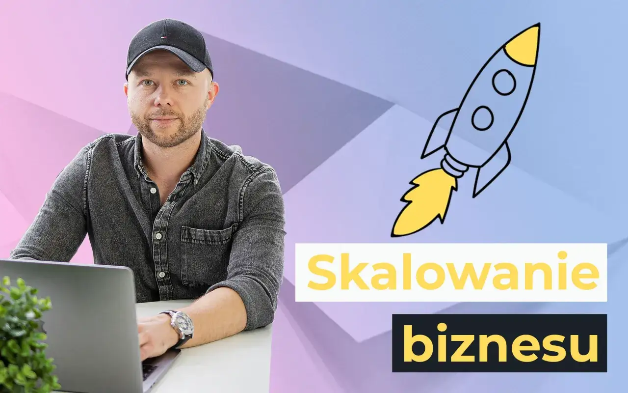 Mężczyzna w czapce z daszkiem przy laptopie, obok rakieta i napis