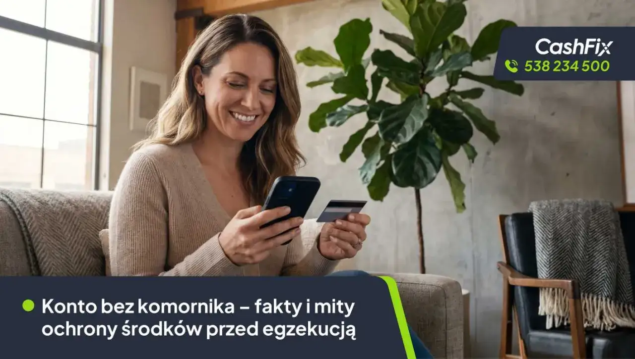 Kobieta z uśmiechem korzysta z telefonu i karty płatniczej, zarządzając swoim kontem socjalnym i środkami.