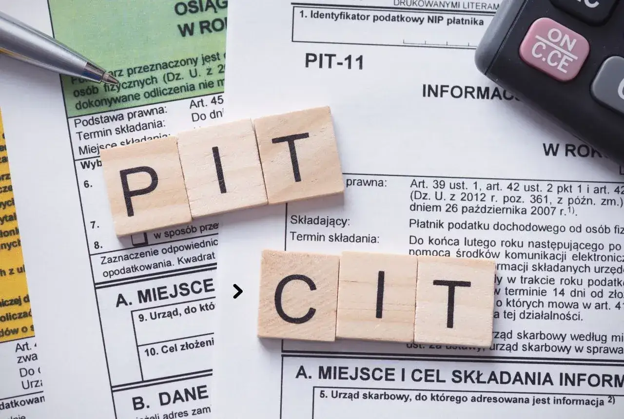 Niedopłata podatku PIT i CIT – do kiedy zapłacić? Na dokumentach PIT-11 i formularzach CIT widać terminy składania deklaracji i zapłaty podatku.