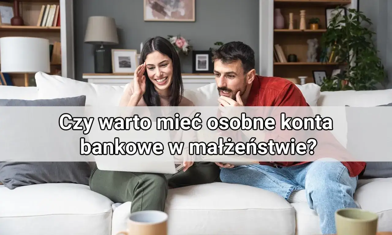 Para dyskutuje o tym, czy warto mieć osobne pieniądze w małżeństwie, siedząc na kanapie z laptopem.