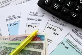 Formularze PIT, pieniądze i kalkulator. Zastanawiasz się, do kiedy trzeba zapłacić niedopłatę podatku? Sprawdź terminy rozliczeń.